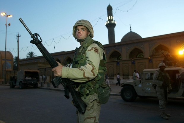 Soldier-in-front-of-Baghdad-mosque