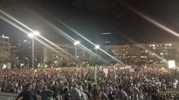 084_10,000_Israelis_are_rallying_in_Tel_Aviv_right_now_calling_for_peace